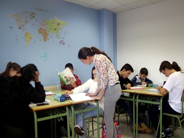 Profesora impartindo clase