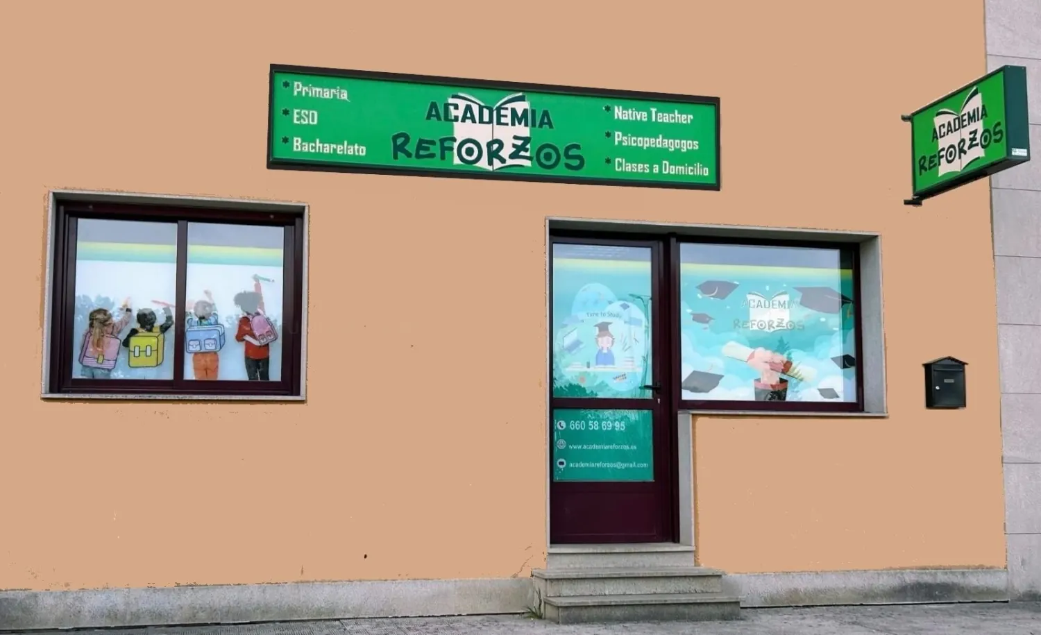 Fachada de Academia Reforzos co rótulo verde, na Travesía da Ramallosa