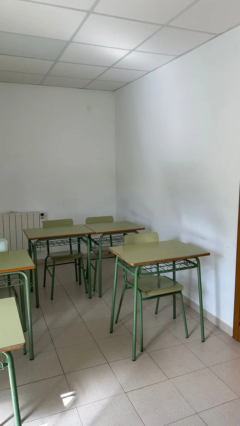 Aula luminosa preparada para unha sesión