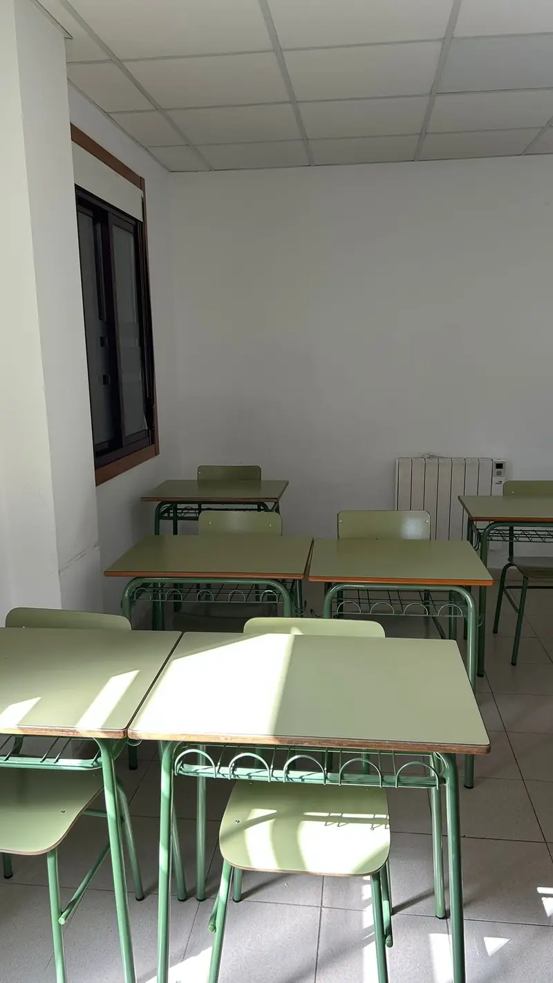 Aula con espazo polivalente ao fondo