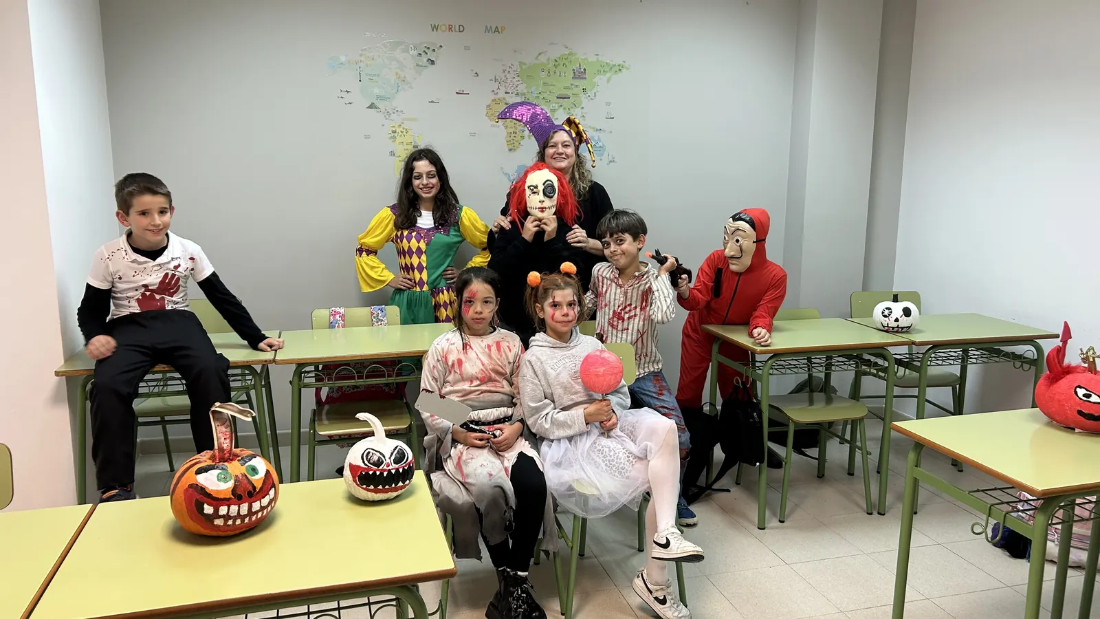 Alumnado disfrazado na festa de Halloween da academia