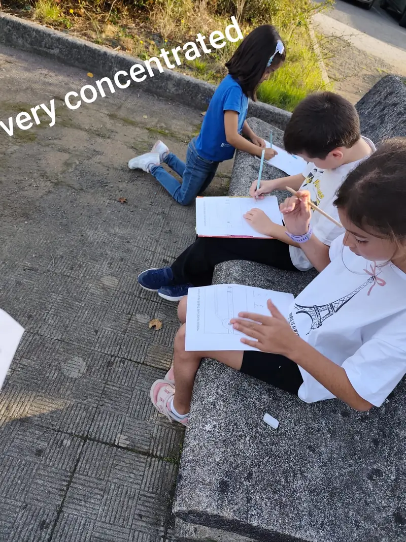 Alumnas traballando nunha actividade de inglés ao aire libre
